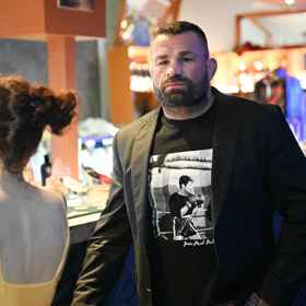 Karlos Vémola má problém. V jeho domě probíhá zásah policie.