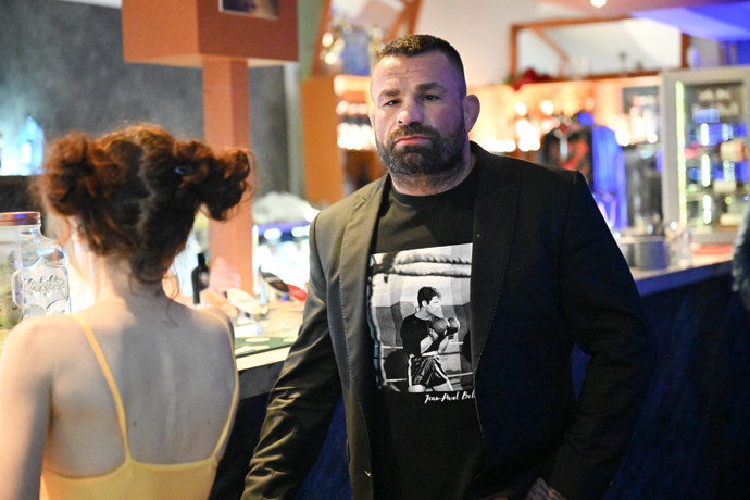 Karlos Vémola má problém. V jeho domě probíhá zásah policie.