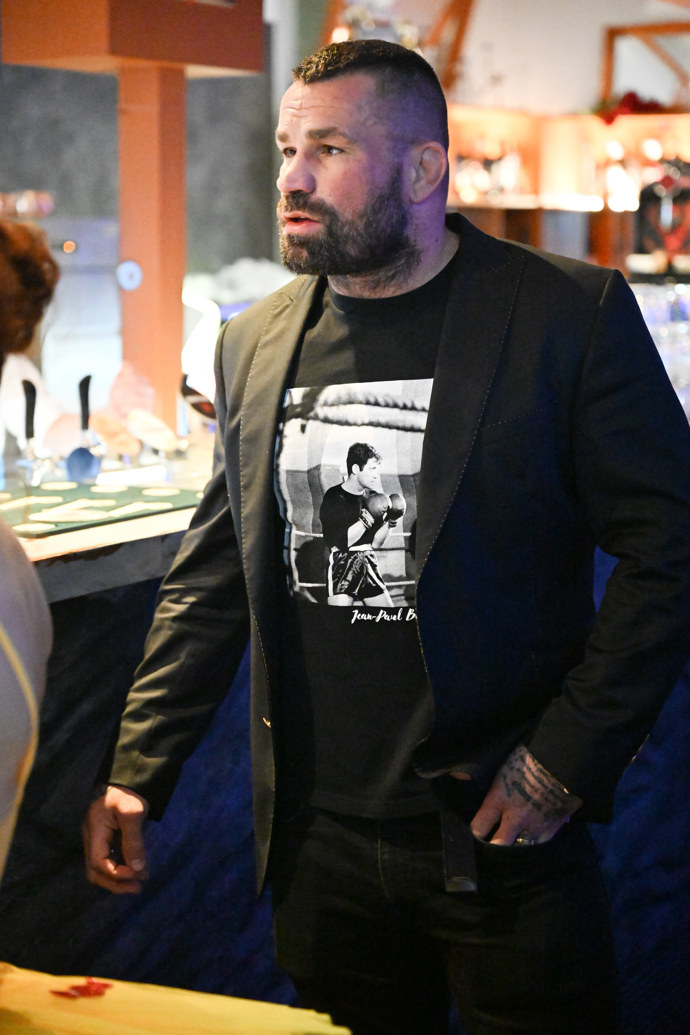 Nervózně se rozhlížel po místnosti.