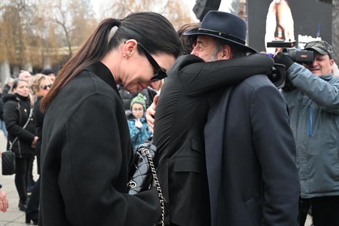 Leoš Mareš se objal s Michelem Fleischmannem po pohřbu Hezuckého.