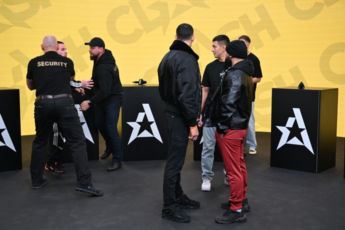 Závěrečná tisková konference Clashe 14 se neobešla bez bizáru.