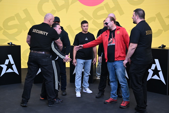 Závěrečná tisková konference Clashe 14 nabídla pořádný bizár.