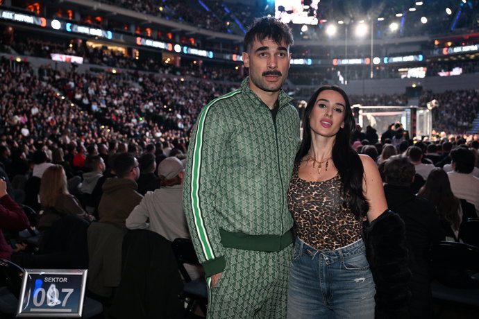 Besky dorazila po boku svého partnera Adama Vaculy. 