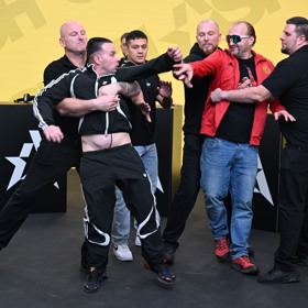 Snejks ukázal bříško. 