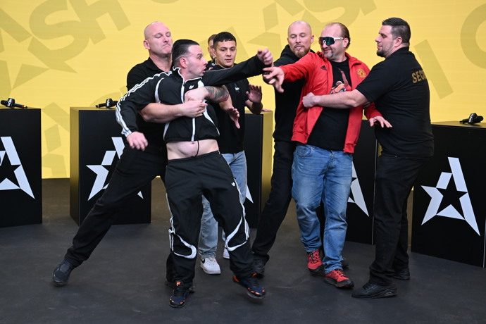 Snejks ukázal bříško. 