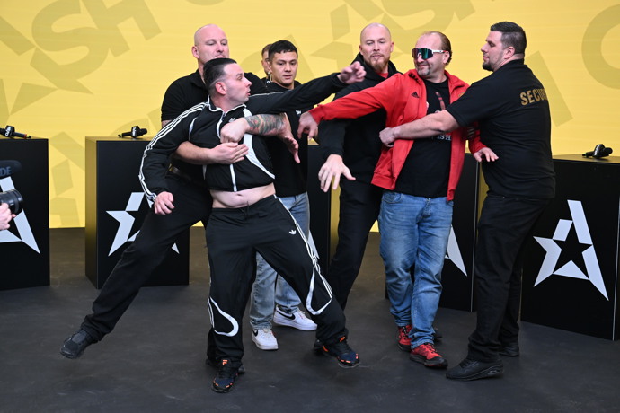 Zápasník Clashe Pomalu Snejksi se utrhl ze řetězu.