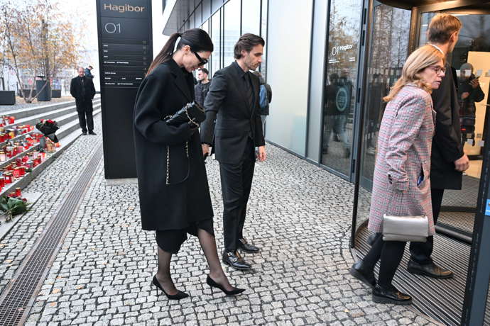 Manželé Marešovi spolu s ostatními smutečními hosty zamířili do nedalekého podniku.