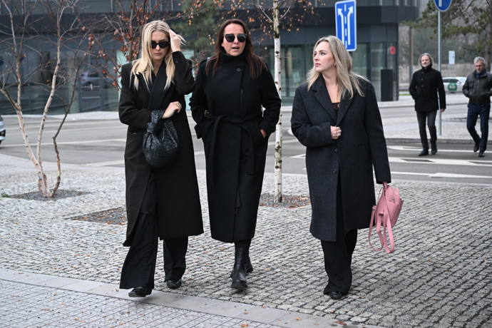 Zorka Hejdová, Lucie Šilhánová a Katka Říhová odcházely z pohřbu společně.