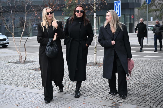 Zorka Hejdová, Lucie Šilhánová a Katka Říhová odcházely z pohřbu společně.