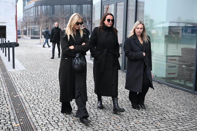 Zorka Hejdová, Lucie Šilhánová a Katka Říhová odcházely z pohřbu společně.