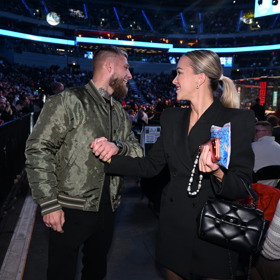 Nela Slováková po boku MMA zápasníka Radka Roušala.