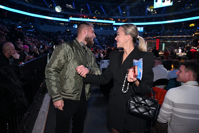 Nela Slováková po boku MMA zápasníka Radka Roušala.