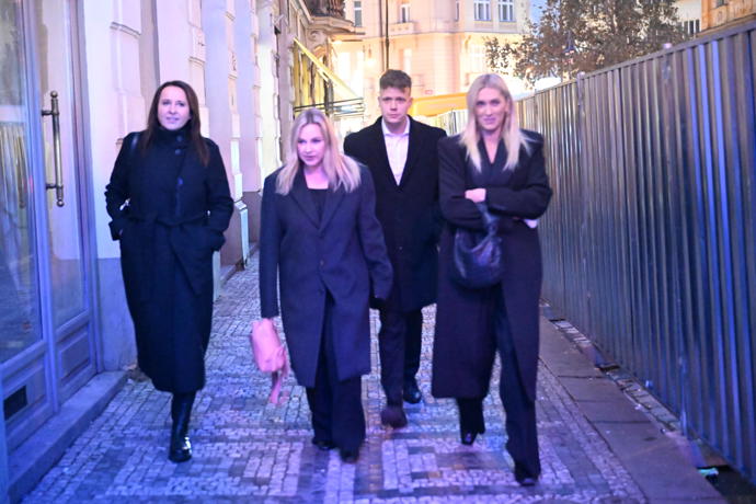 Kolegyně Hezuckého z rádia Evropa 2 šly po pohřbu do baru. Nechyběly ani Zorka Hejdová a Katka Říhová. 