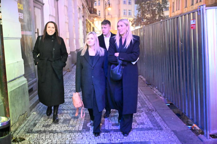 Kolegyně Hezuckého z rádia Evropa 2 šly po pohřbu do baru. Nechyběly ani Zorka Hejdová, Katka Říhová a Lucie Šilhánová. 