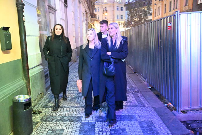 Kolegyně Hezuckého z rádia Evropa 2 šly po pohřbu do baru. Nechyběly ani Zorka Hejdová a Katka Říhová. 