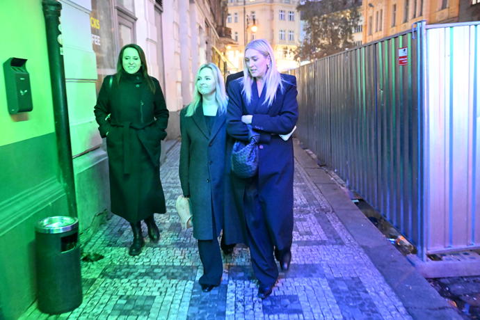 Kolegyně Hezuckého z rádia Evropa 2 šly po pohřbu do baru. Nechyběly ani Zorka Hejdová a Katka Říhová. 