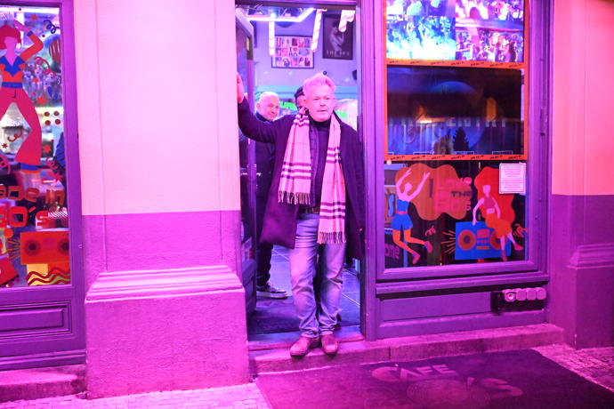 Aleš Háma při odchodu z baru. 