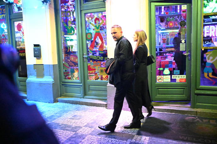 Manželé Boučkovi při odchodu. 