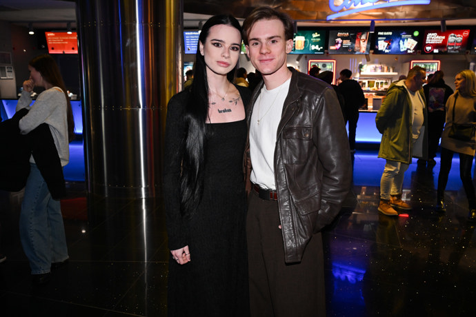 Filip Antonio dorazil po boku krásné černovlásky.