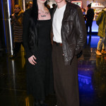 Filip Antonio oblékl bílé basic tričko, přes něj koženou bundu, nechybí trendy bílé tenisky. Pochlubil se také půvabným doprovodem. 