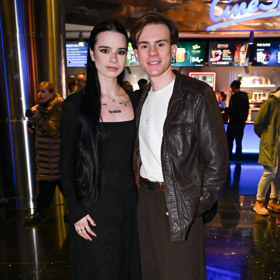 Filip Antonio oblékl bílé basic tričko, přes něj koženou bundu, nechybí trendy bílé tenisky. Pochlubil se také půvabným doprovodem. 