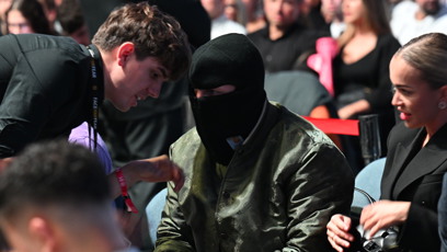 FOTO: Radek Roušal dorazil na Oktagon v kukle.