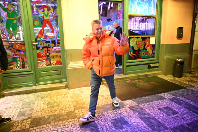 Po pohřbu Patrika Hezuckého zavítali jeho přátelé a rodina do baru. 