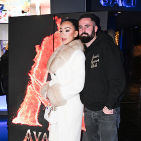 Zatímco Veronica oblékla smetanový kabát s pravou kožešinou doplněný o bílou kabelku Lady Dior, Matěj vsadil na černou mikinu s potiskem a šedé džíny. 