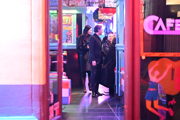 Leoš Mareš a Monika Marešová při odchodu z večírku za Patrika Hezuckého.  