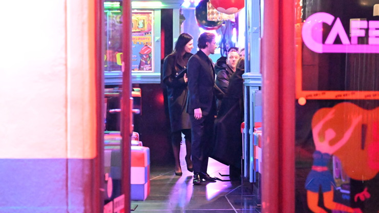 Leoš Mareš a Monika Marešová při odchodu z večírku za Patrika Hezuckého.