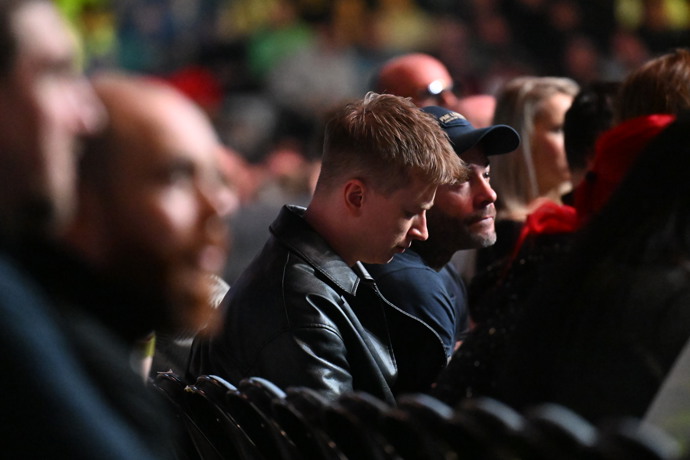 Mišík se koukal do telefonu.