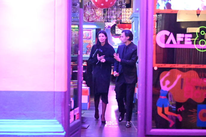 Leoš Mareš a Monika Marešová se společně ukázali po dlouhé době na veřejnosti. Společně s dalšími smutečními hosty vyrazili v pátek večer uctít Patrikovu památku do jednoho z pražských barů.