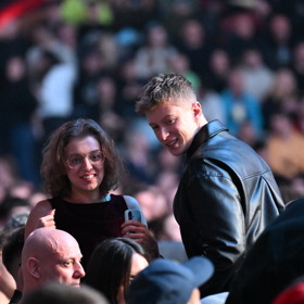 Dvojice očividně seděla vedle sebe.