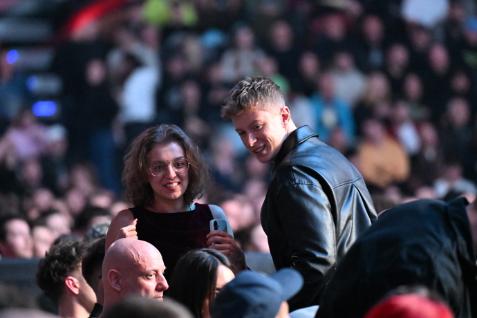 Dvojice očividně seděla vedle sebe.