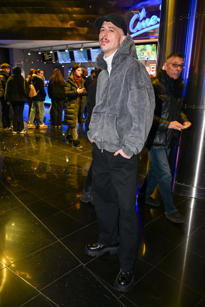 Do kina přišel v šedé mikině a černých kalhotách. 