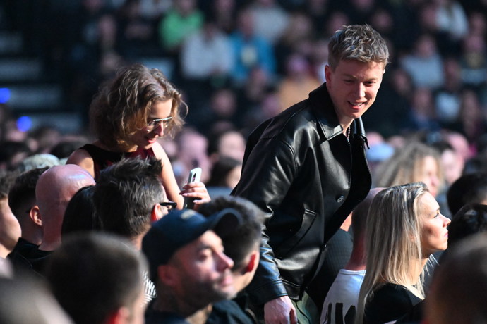 Katka ho následovala.