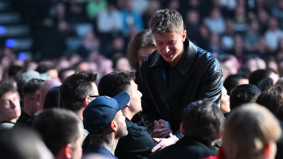 FOTO: Mišík se stačil pozdravit s přátely.