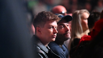 FOTO: Ada Mišík seděl vedle přátel.