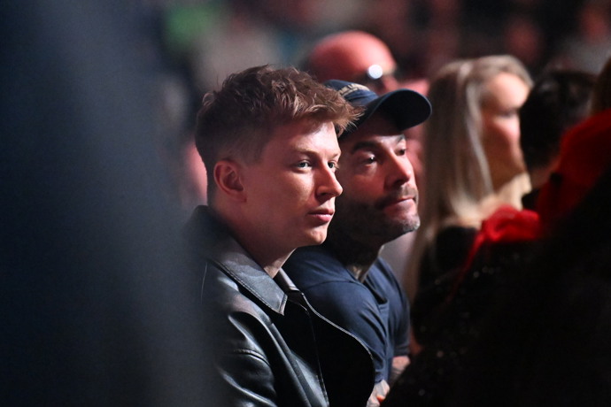 Ada Mišík seděl vedle přátel.