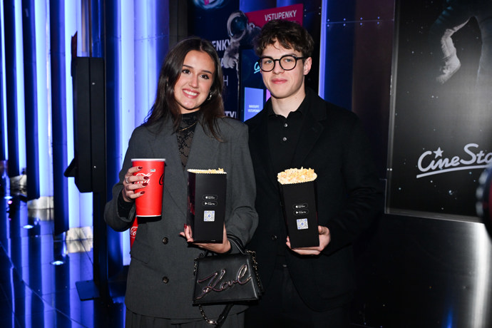 Hokejista Kristian Nerud s Karolínou Jiráskovou.