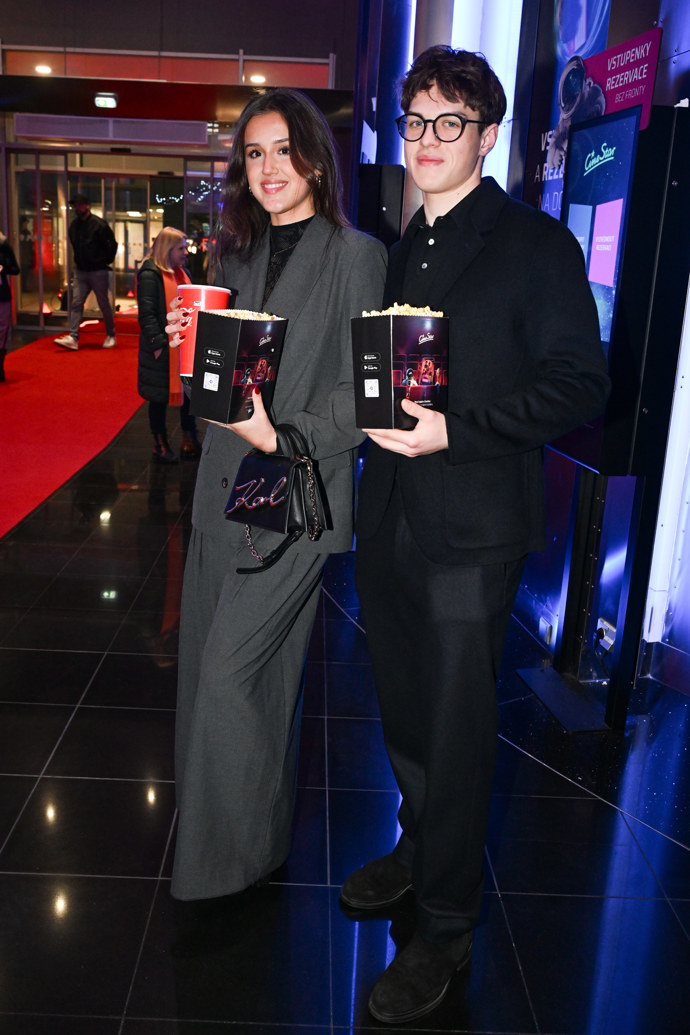 Hokejista Kristian Nerud se svou partnerkou Karolínou Jiráskovou.