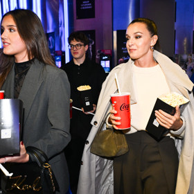 Iva Kubelková po boku své dcery Karolíny Jiráskové a jejího partnera Kristiana Nerudy. 