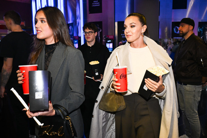 Iva Kubelková po boku své dcery Karolíny Jiráskové a jejího partnera Kristiana Nerudy. 