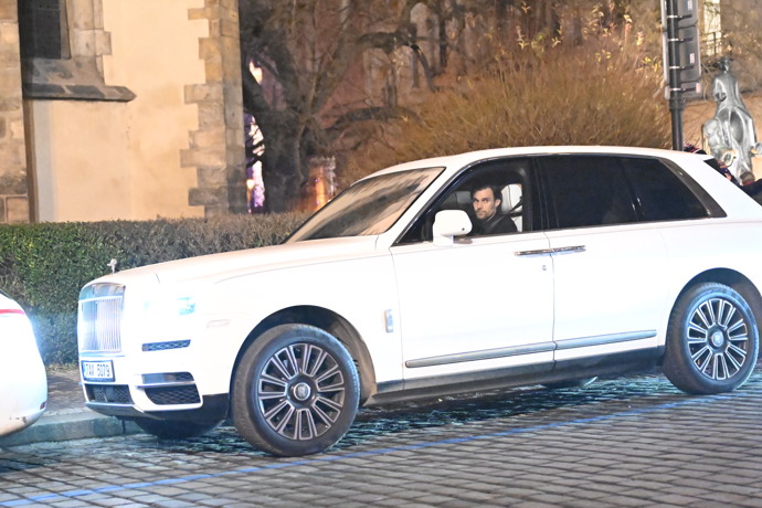 Leoš Mareš a Monika Marešová při odchodu z večírku za Patrika Hezuckého.  