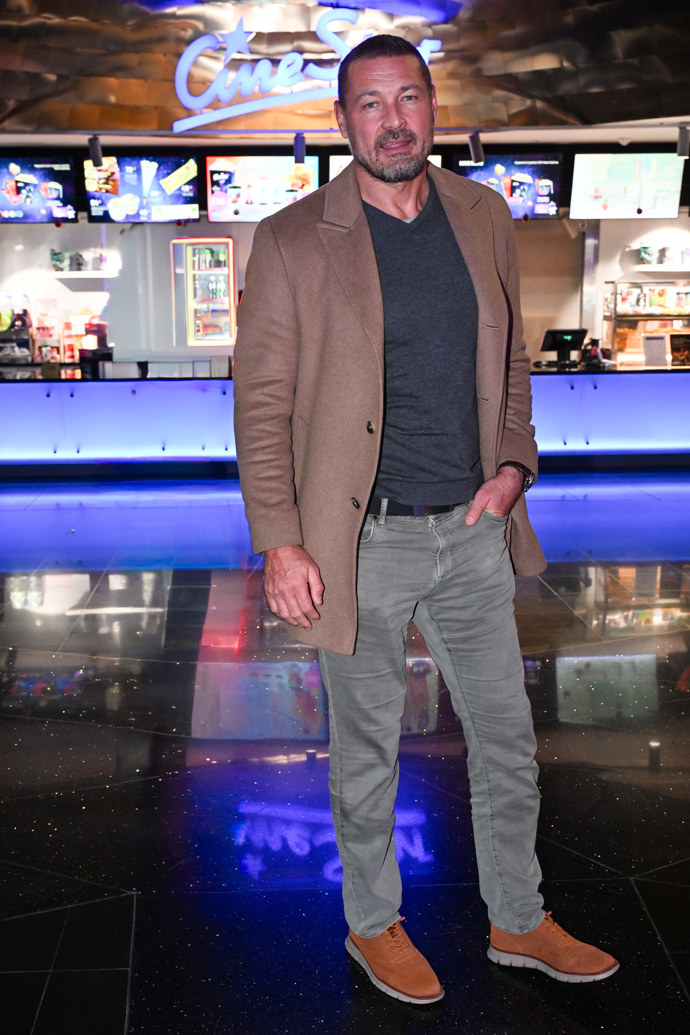 Petr Jákl do kina vyrazil v džínách, basic tričku a vlněném kabátu v barvě velbloudí srsti.