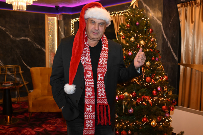 Petr Rychlý dorazil ve vánoční náladě.