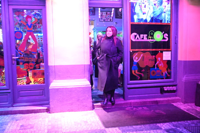 Lucie Šilhánová, Katka Říhová a Zorka Hejdová při odchodu z rozlučkového večírku s Patrikem Hezuckým. 