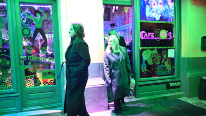 FOTO: Lucie Šilhánová, Katka Říhová a Zorka Hejdová při odchodu. Hezuckým.