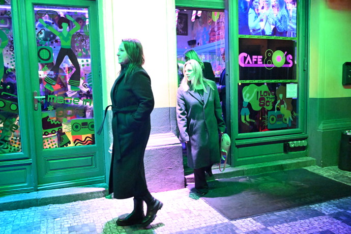 Lucie Šilhánová, Katka Říhová a Zorka Hejdová při odchodu. Hezuckým. 