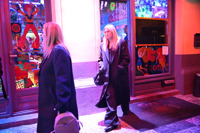 Moderátorky Katka Říhová a Zorka Hejdová při odchodu z rozlučkového večírku s Patrikem Hezuckým. 